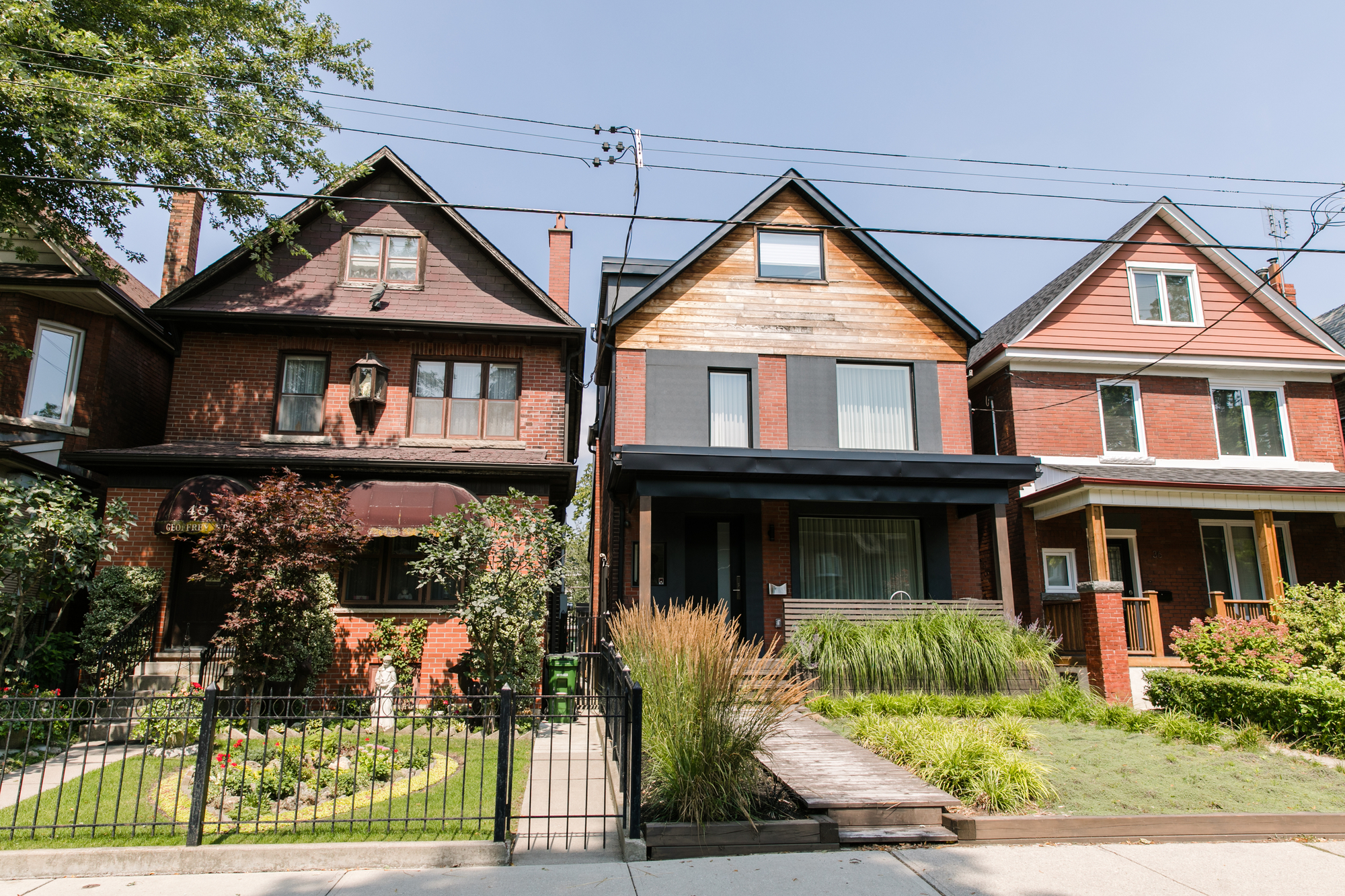 A row of brown houses on a street in toronto.