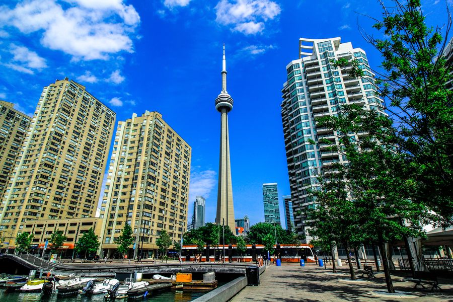A view of the cn tower in toronto.