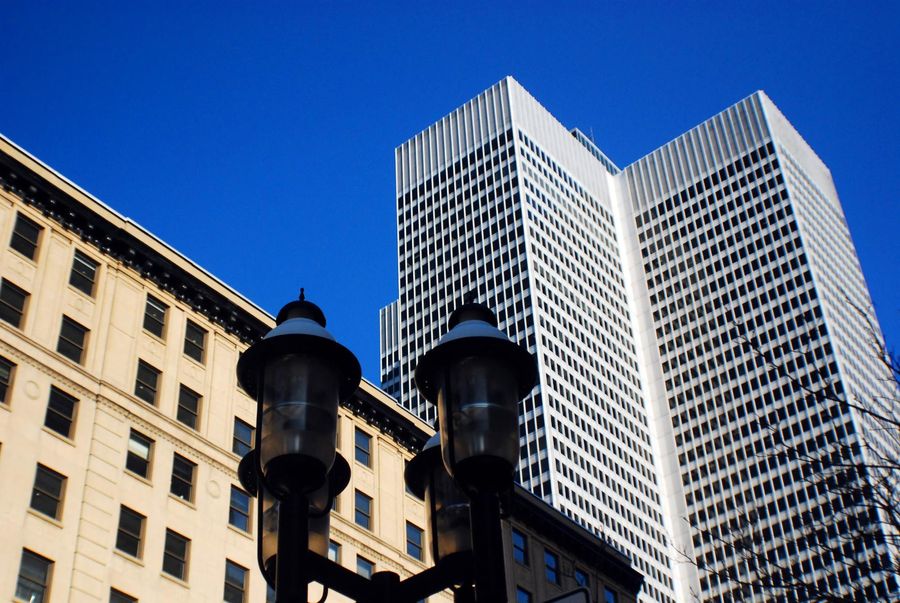 A street light in front of a tall building.