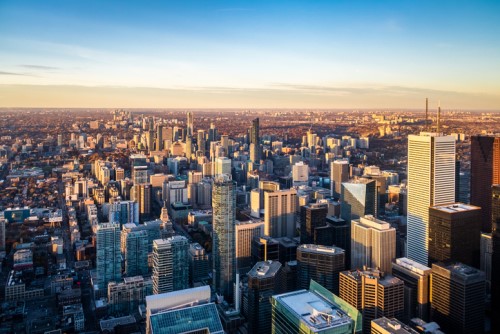 Toronto skyline at sunset - toronto stock photos & royalty-free footage.